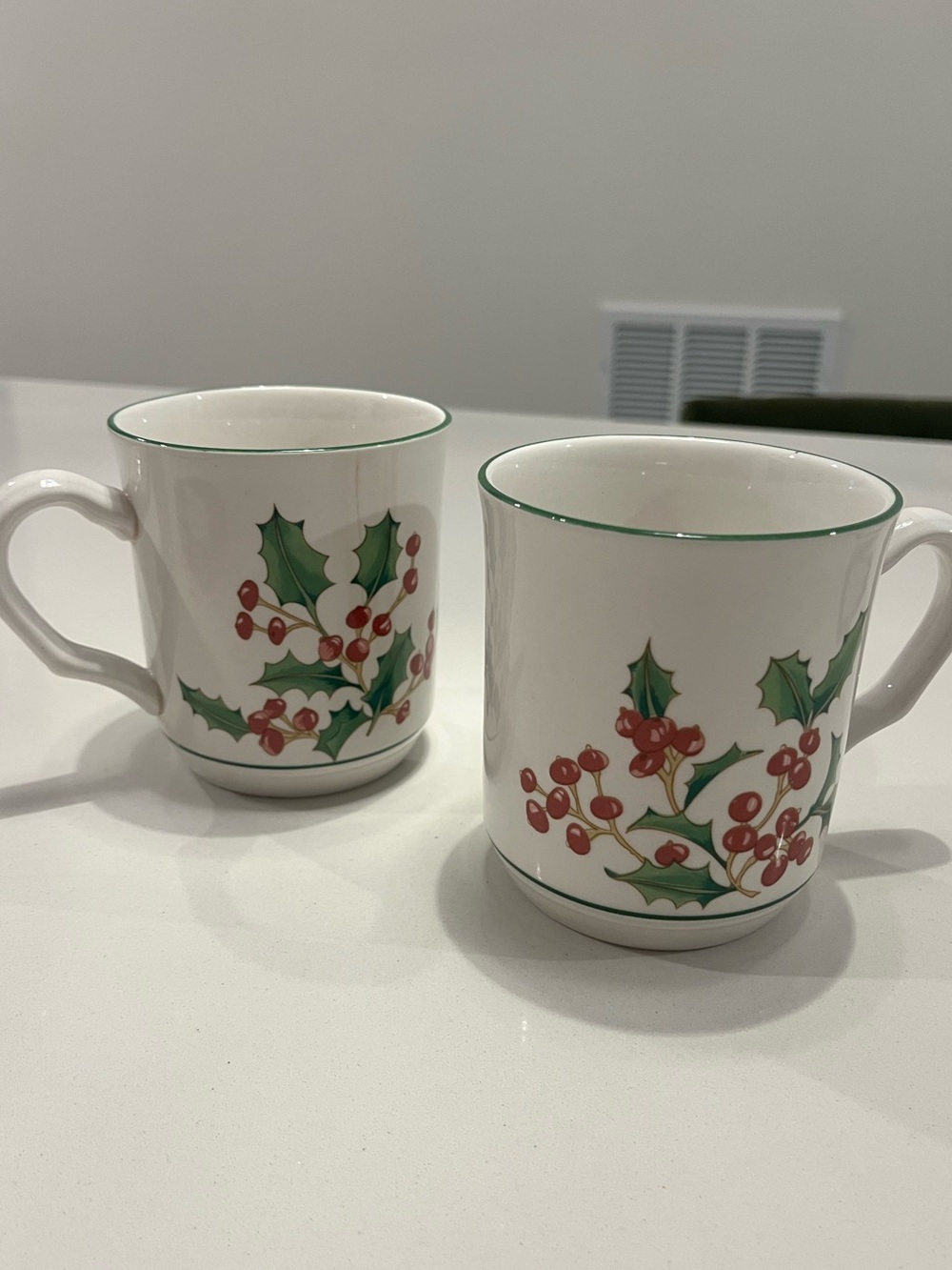 VINTAGE SANGO 🎄 Pair of Holiday Holly Ceramic Mugs - White and Green
